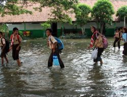 Siswa Rela Menerjang Banjir Demi Sekolah di Kendal