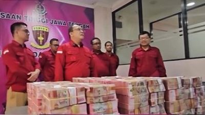 Kejati Jateng Pamerkan Uang Korupsi BUMD Cilacap Senilai Rp 13 Miliar