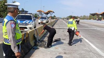 Minibus Tabrak Truk di Bahu Jalan, Tiga Tewas dalam Kecelakaan Maut Tol Cipali