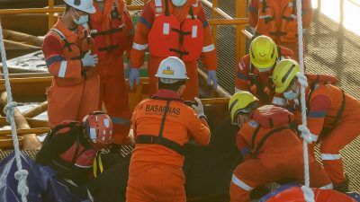 Tim SAR Gabungan Temukan Korban Jatuh dari Rig Minyak