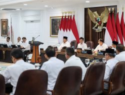 Prabowo Reshuffle Kabinet dan Serahkan Surat Khusus