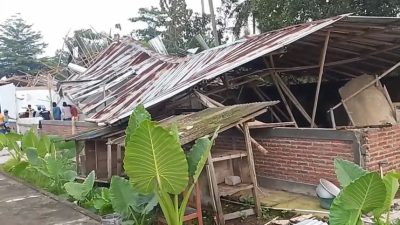 Bangunan Ponpes di Cilacap Ambruk Diterjang Angin Kencang, Santri Selamat