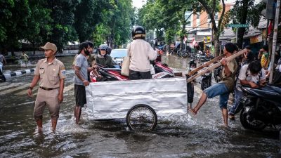 Banjir Rendam Jakarta Karena Hujan Deras dan Air Ciliwung Meluap