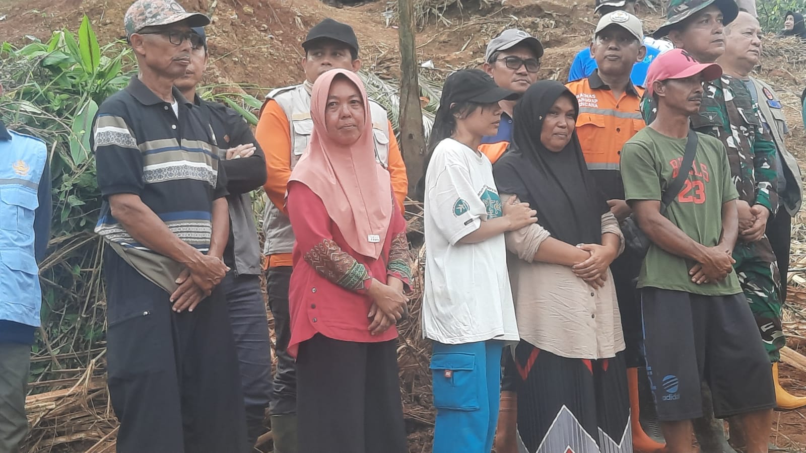 Keluarga Korban Longsor Cibeunying Iklhas Operasi SAR Berakhir