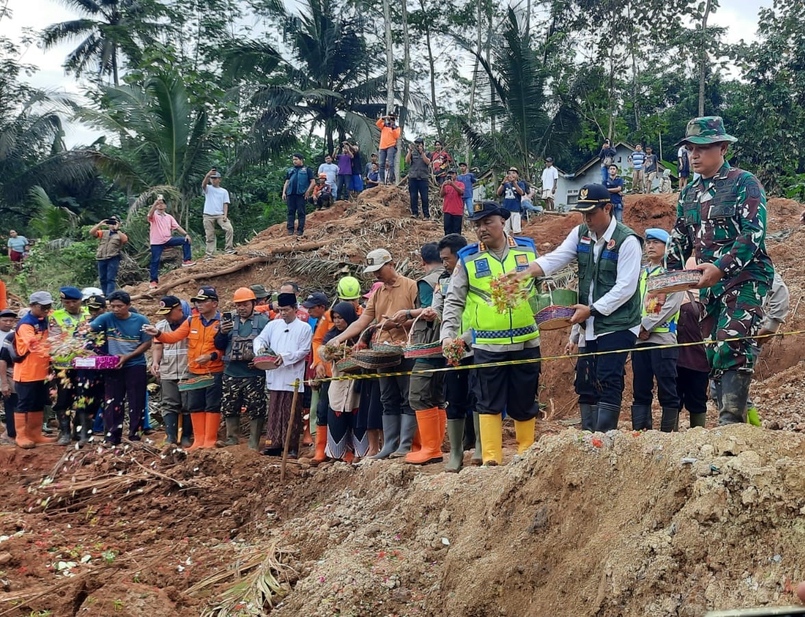 Tabur Bunga dan Sholat Ghoib Lokasi Longsor, Operasi SAR di Cibeunying Berakhir