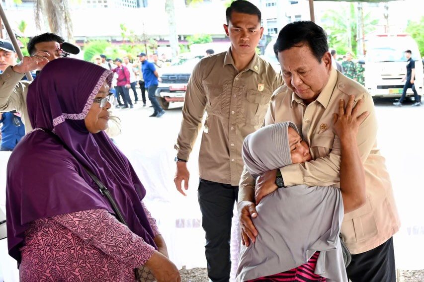 Peluk Ibu Tua, Presiden Temui Pengungsi Korban Banjir di Aceh