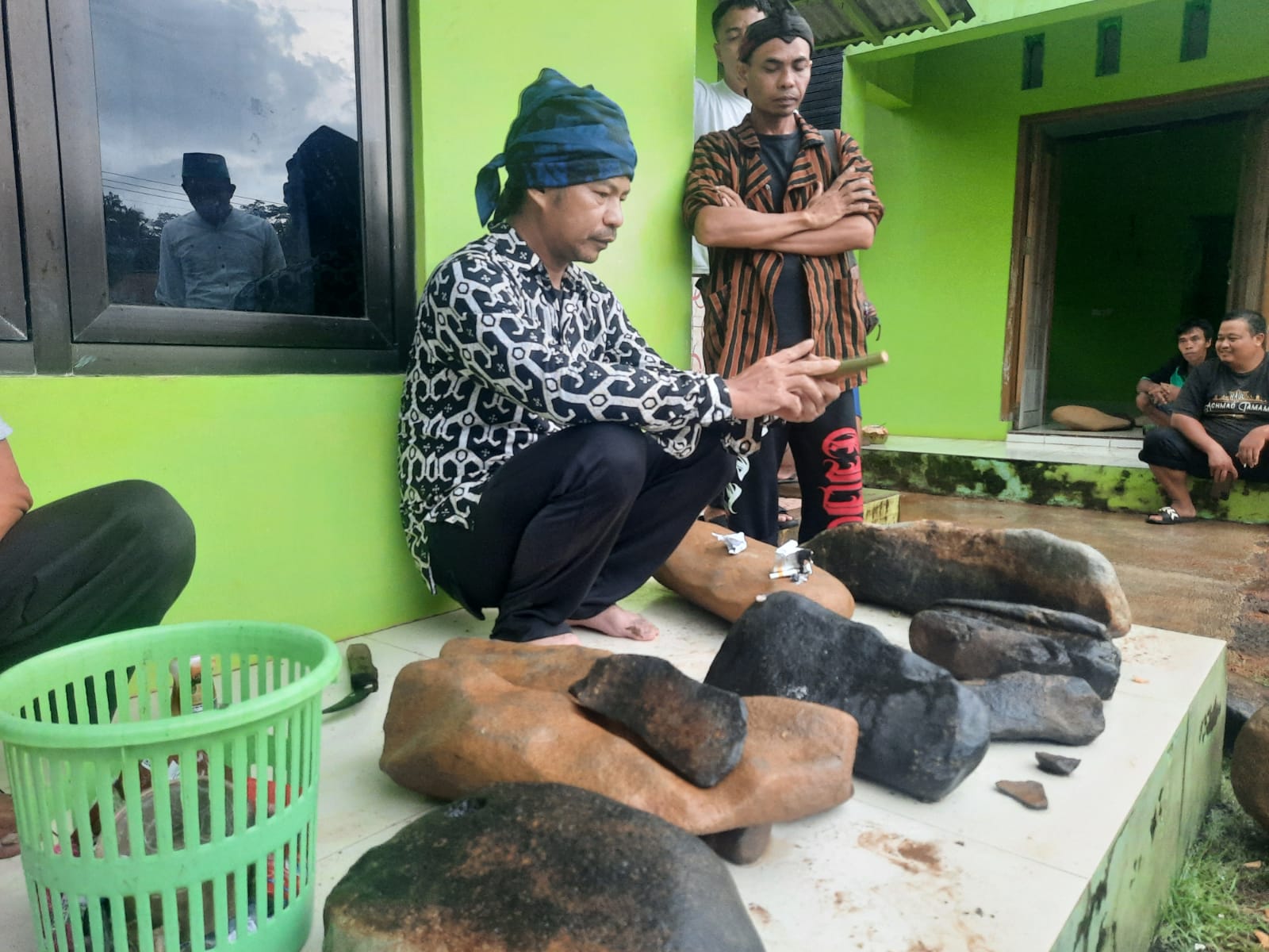 Warga Temukan Gamelan Batu di Desa Salebu Majenang Cilacap