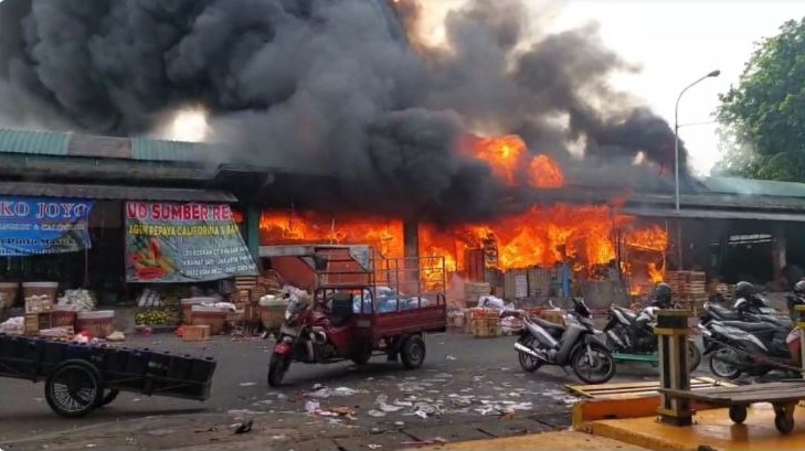 Kebakaran Besar Hanguskan Pasar Induk Kramat Jati, 16 Unit Damkar Dikerahkan