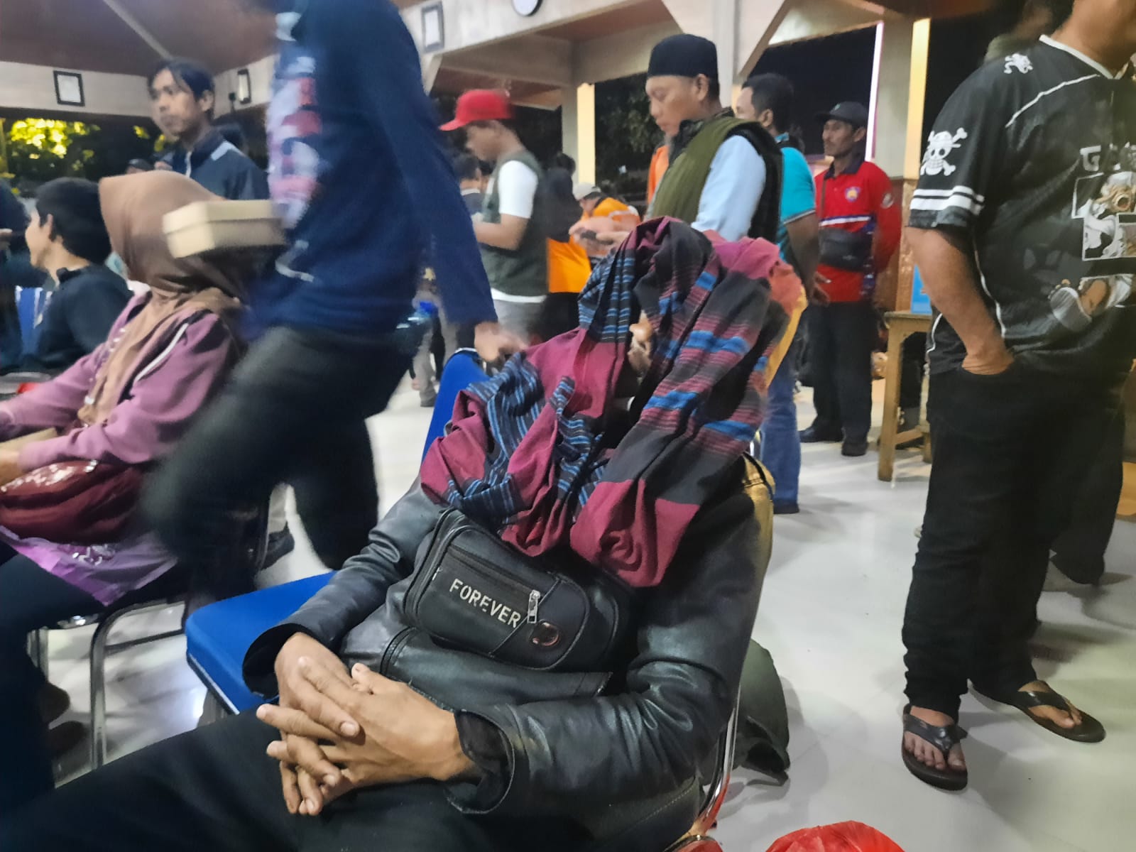 Korban Banjir Aceh dari Cilacap Jalan Kaki Berhari-hari Menuju Kota Akibat Akses Rusak