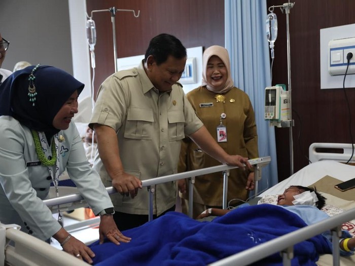Prabowo Jenguk Siswa Korban Tabrakan Mobil MBG di RS Koja