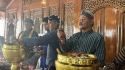 Warga Cilacap Bersihkan Keris dan Tombak di Pendopo Tijani Wijayakusuma