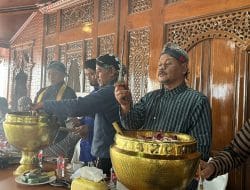 Warga Cilacap Bersihkan Keris dan Tombak di Pendopo Tijani Wijayakusuma