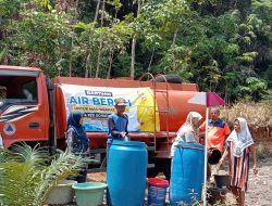 Teti Rohatiningsih, Anggota DPR RI Fraksi Golkar Kirimkan Air Bersih untuk Atasi Kekeringan